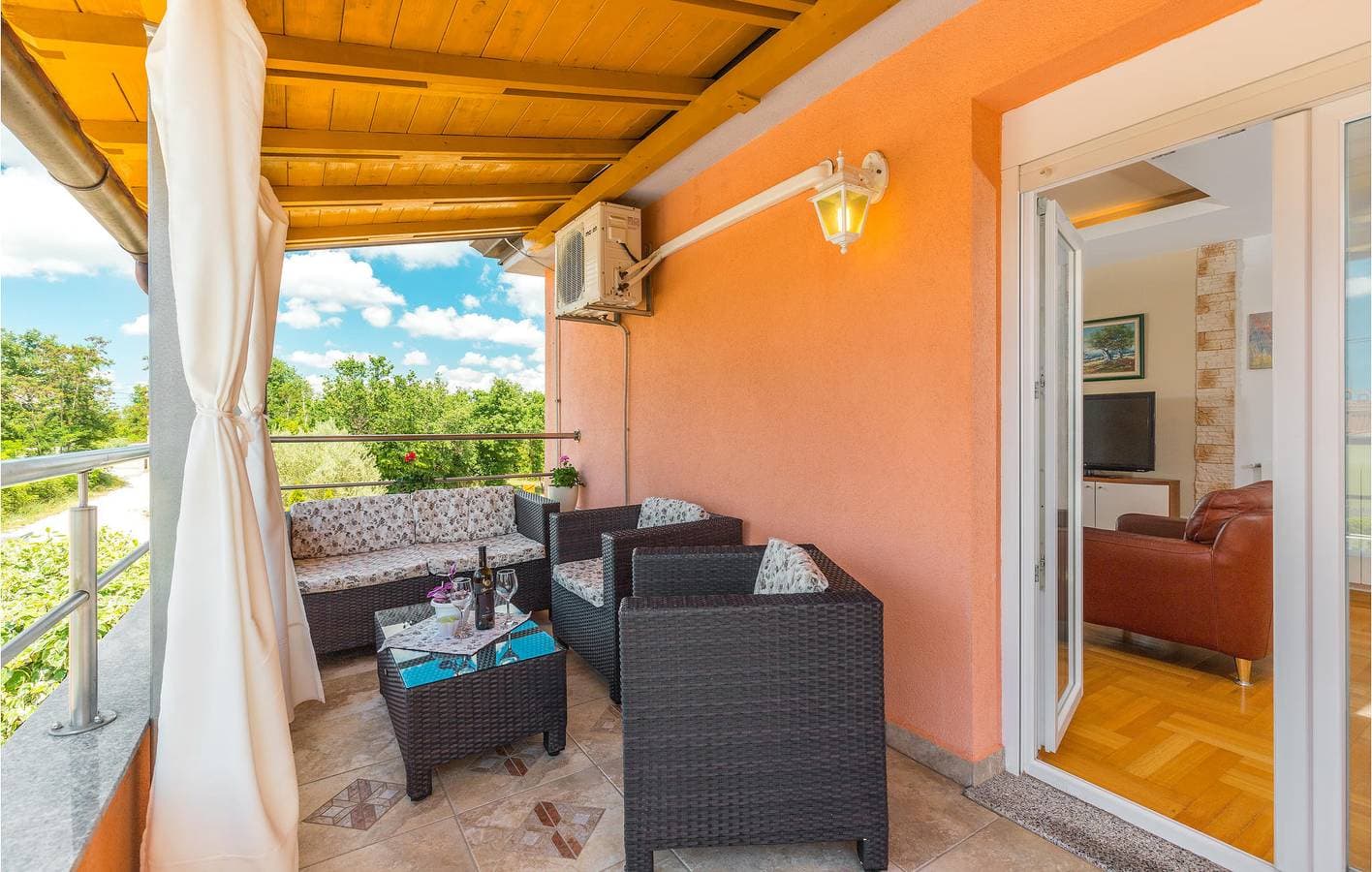 Foto 12 von 30: Gemütliche 100 m² große Wohnung mit Pool und Parkplatz in der Nähe des Stadtzentrums von Zbandaj