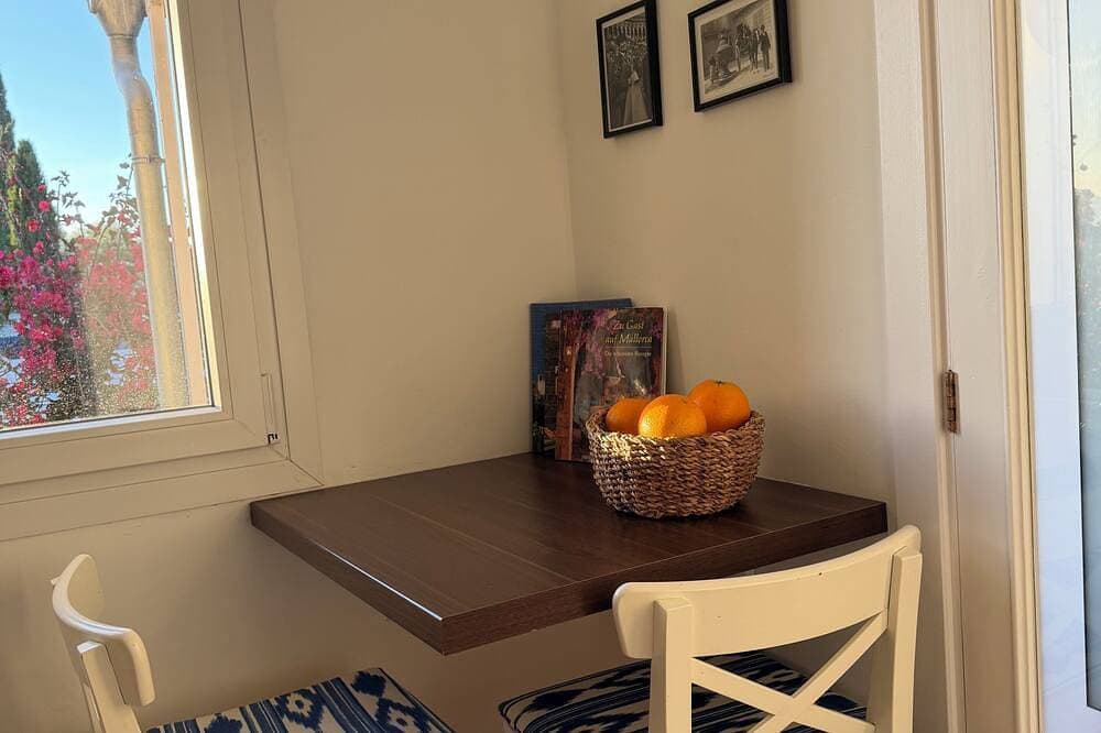 Foto 11 von 29: Ruhig gelegenes 4-Personen Ferienhaus mit Garten, Dachterrasse mit Meerblick
