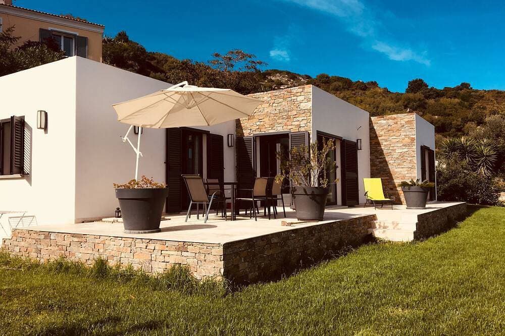 Schönes Haus mit Garten, Pool und eigenem Parkplatz, Meer- und Bergblick 1