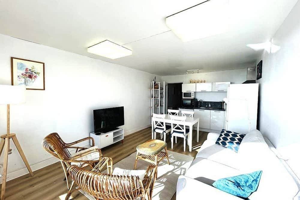 Cozy apartment for 4 people with Wi-Fi, beautiful sea view, Lomener beach 30 m away 1