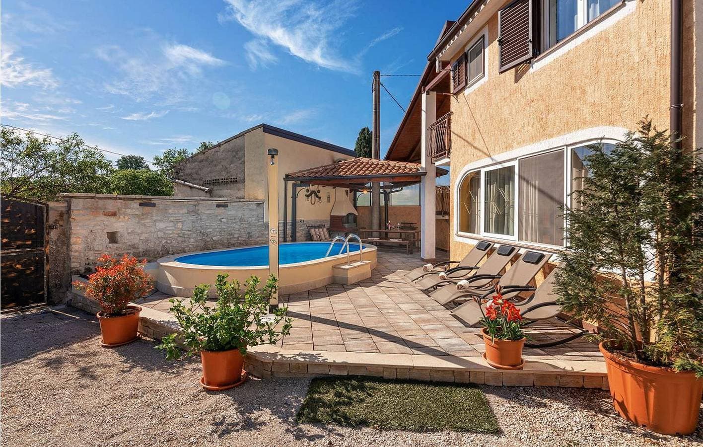 Foto 12 von 31: Gemütliche 2-Zimmer-Wohnung mit Pool, Terrasse und WLAN – 500 m vom Zentrum von Anzici entfernt