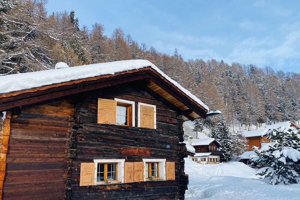 Foto 7 von 19: Chalet ça me Suffit, mein kleines Paradis -Aussen : kleines 2-stöckiges Chalet für 2 Personen am Anf