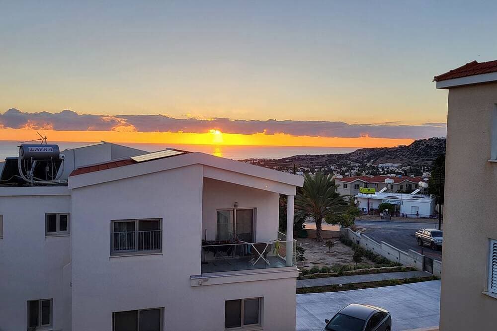 Foto 10 von 21: Calm Seaview Nest in Peyia - Unwind, Relax & Enjoy Stunning SeaView of Coral Bay