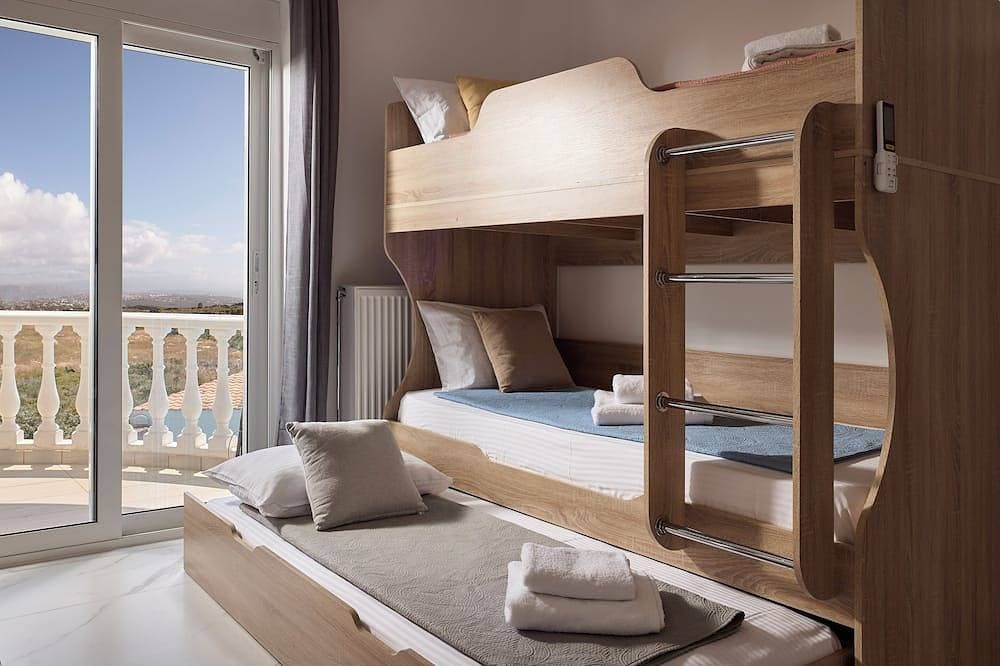 Foto 11 von 30: Luxury White House - Family Villa Near Sea - Zorbas Beach with playground, bikes