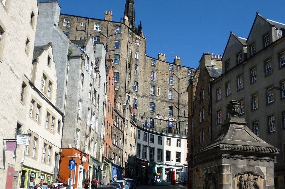 Wunderschön renovierte 2-Zimmer-Wohnung im 1. Stock im Herzen der Altstadt von Edinburgh 1