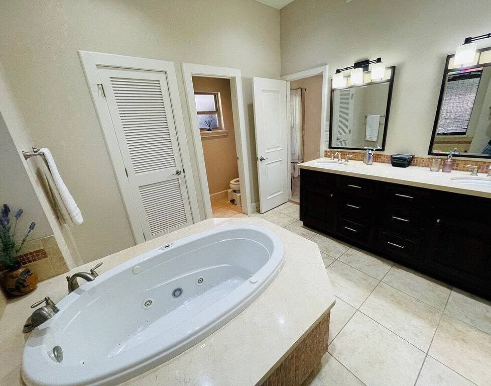 Foto 2 von 31: Privatoase in bester McAllen Lage mit gesichertem Parkplatz, Pool & beheiztem Whirlpool