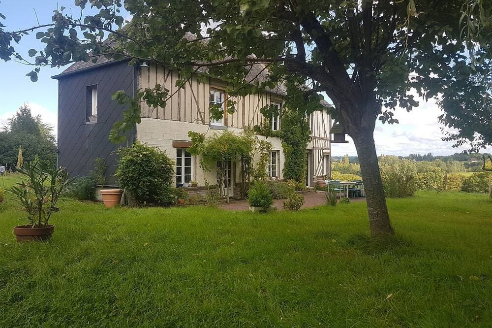 Cosy house in Normandy. Fireplace and large garden, near Villages and Beaches. 1