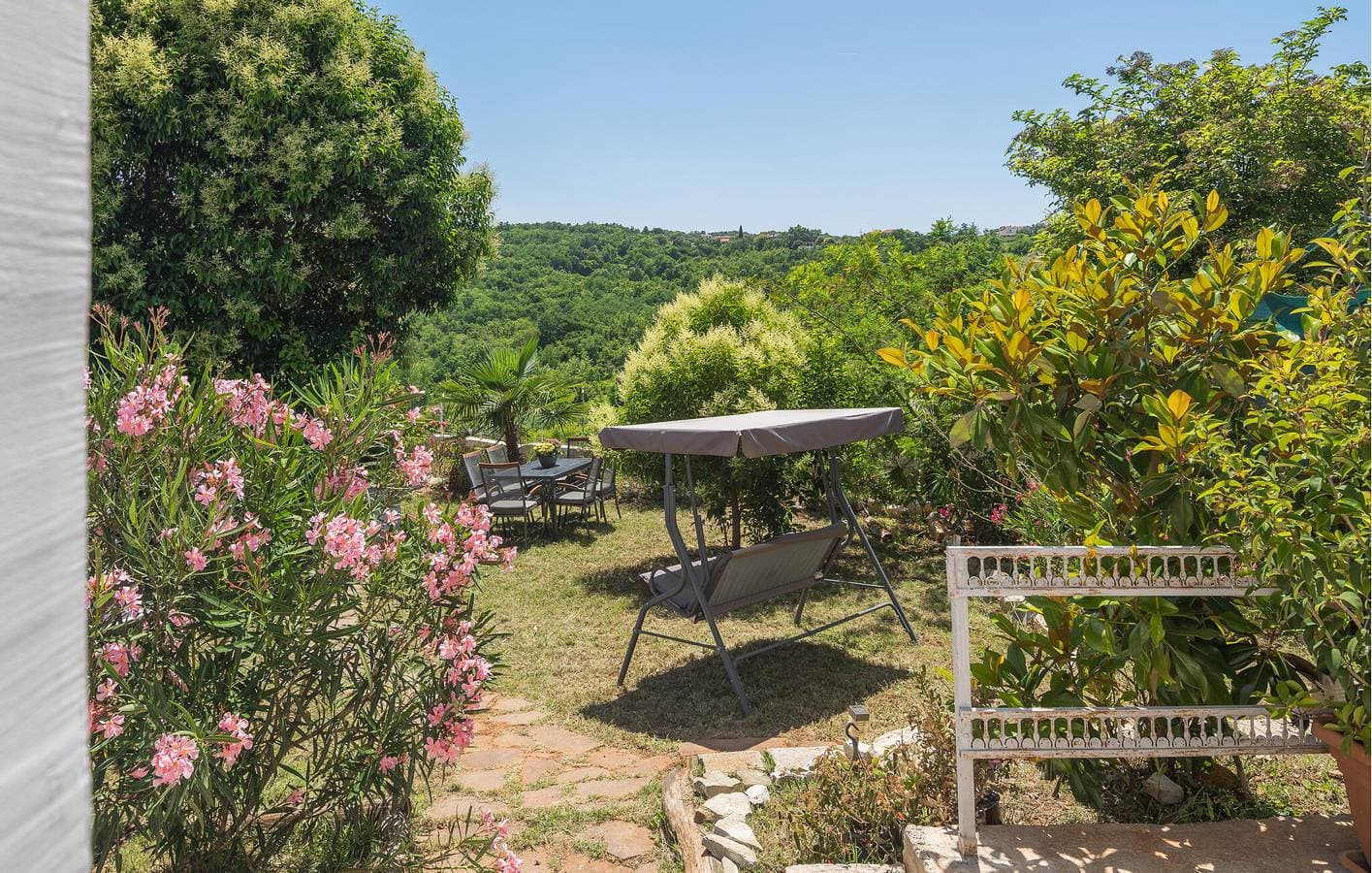 Foto 13 von 27: Geräumige 1-Zimmer-Wohnung mit Terrasse, WLAN und Parkplatz