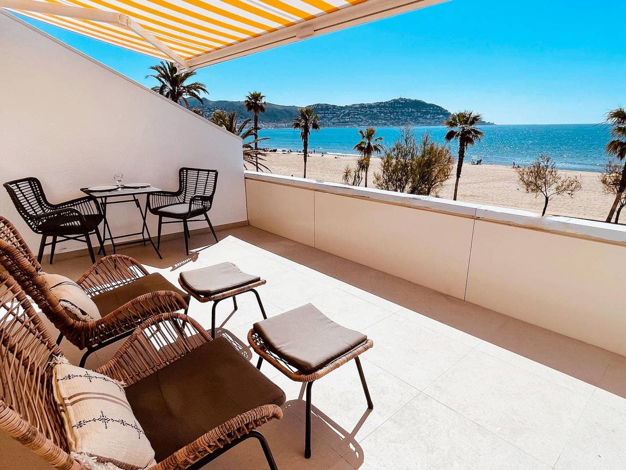 Foto 5 von 36: ¡Encantador apartamento en alquiler en Roses, Costa Brava! A 0 metros de la playa. Disfruta de la piscina comunitaria y las vistas al mar.