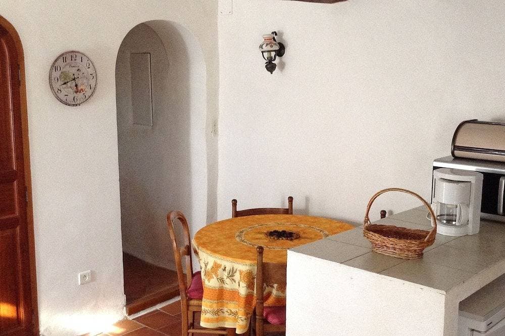 Foto 12 von 25: Unterkünfte im Herzen eines Dorfes thront 500m über dem Meeresspiegel in der Provence Verte