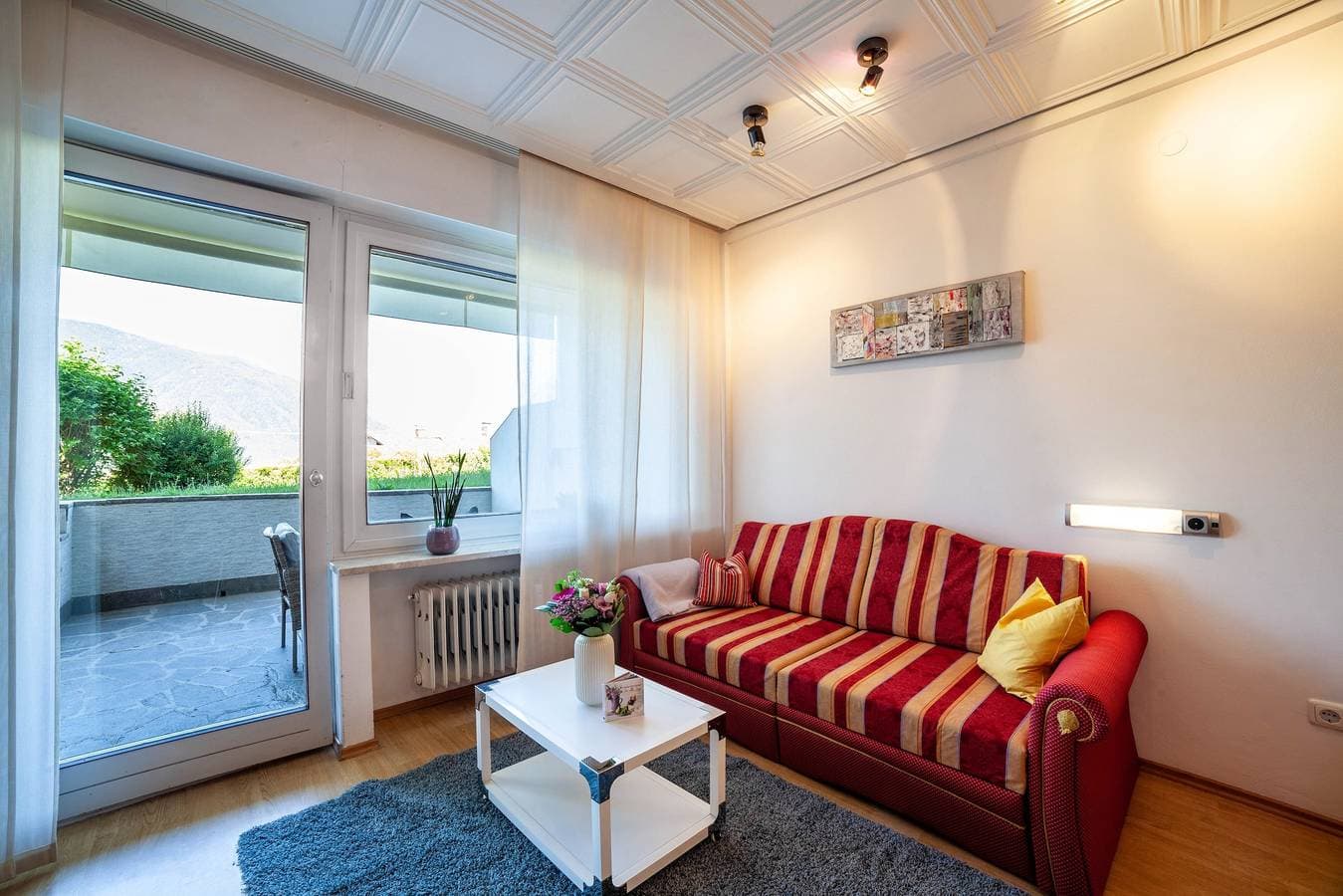 Foto 2 von 25: Ferienwohnung 'Ella' mit Bergblick, Pool (Juni - August), privater Terrasse und WLAN