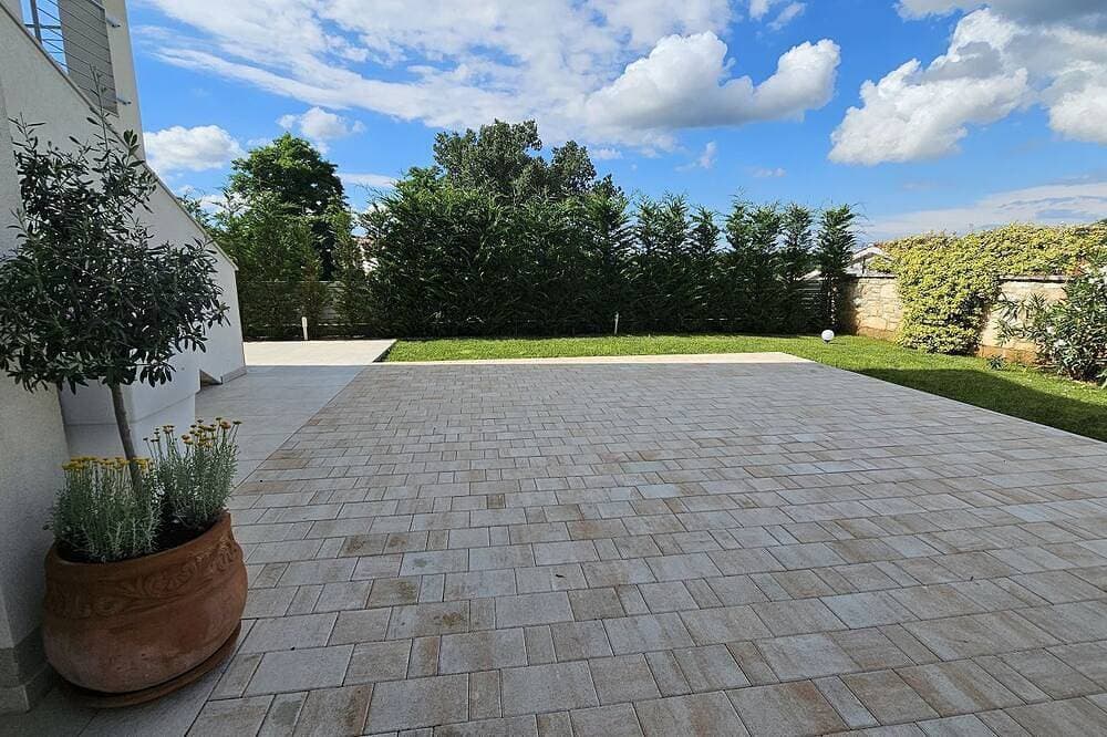 Foto 9 von 22: Bezauberndes und hundefreundliches Apartment mit Pool, Privatparkplatz, Klima