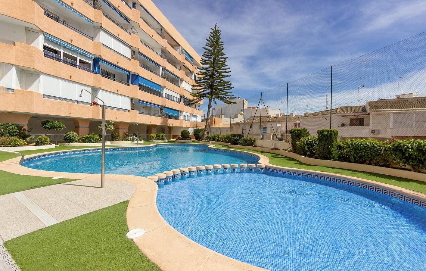 Foto 12 von 24: Poolterrasse mit Parkplatz, AC und Strand in der Nähe