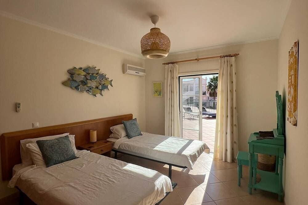 Foto 4 von 22: Geräumiges Luxusapartment Riesiger Balkon mit Blick auf Schwimmbäder & Gärten