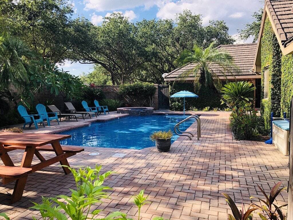 Foto 7 von 31: Privatoase in bester McAllen Lage mit gesichertem Parkplatz, Pool & beheiztem Whirlpool