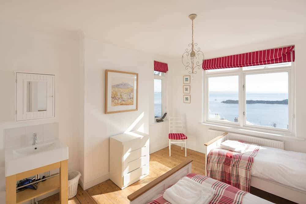 Foto 5 von 30: Spectacular panoramic sea views of Mounts Bay from this light filled home