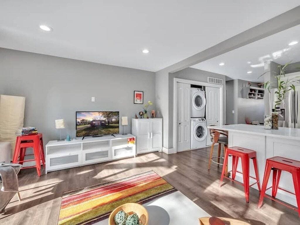 Foto 13 von 23: The Little Hamster - by Ferndale & Royal Oak w/ 2TVs - Open Concept - Modern