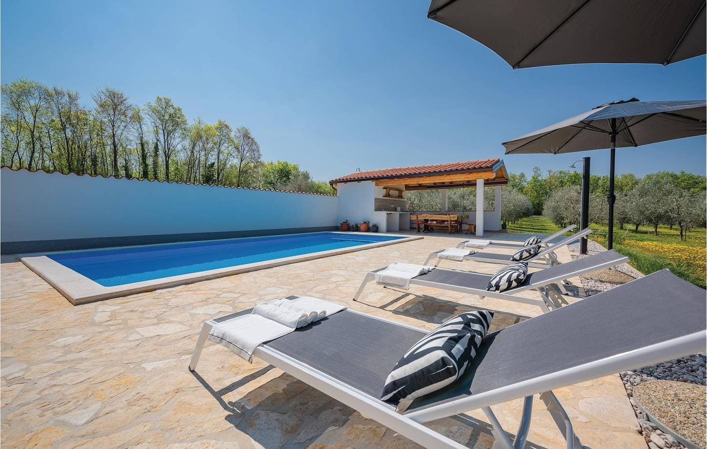 Foto 7 von 30: Gemütliche 2-Zimmer-Wohnung mit Terrasse in der Nähe von Montrin und Plovanija