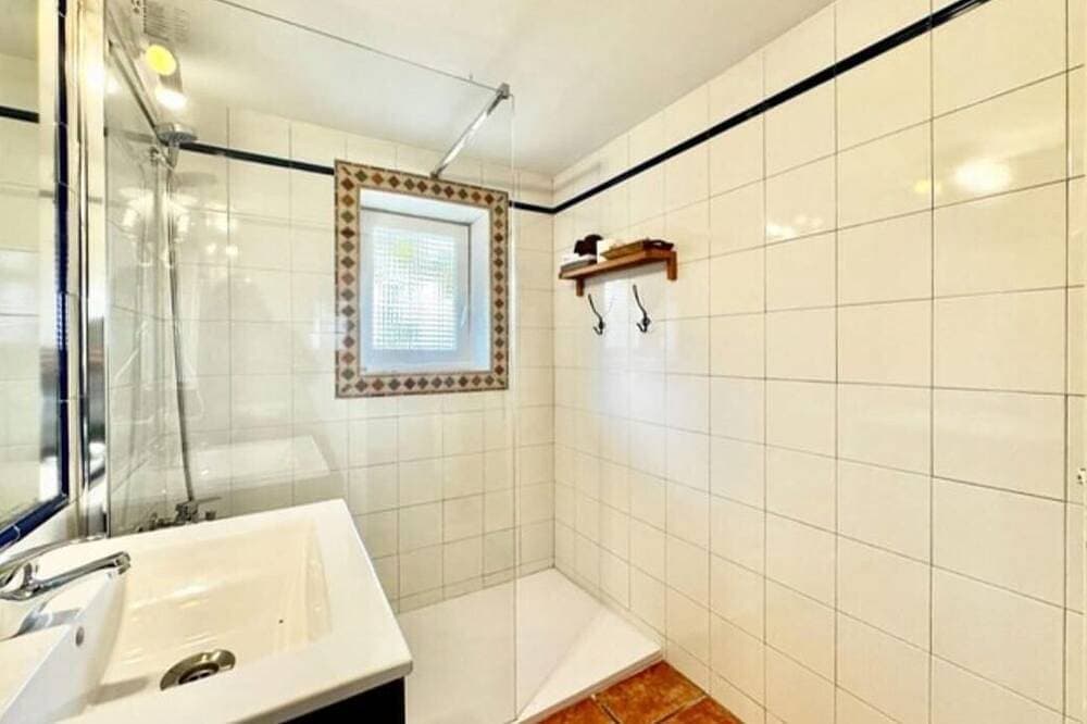 Foto 8 von 27: Abantos-the house in Galapagar. Apartment with direct access to the pool and lawn