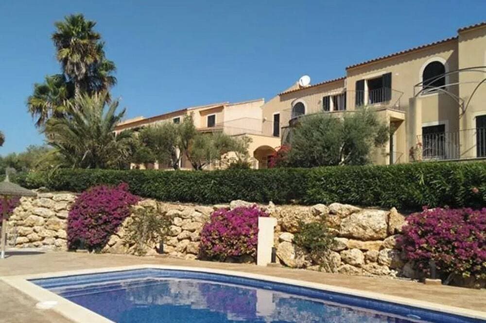 Strandnahes Ferienhaus mit Pool 1