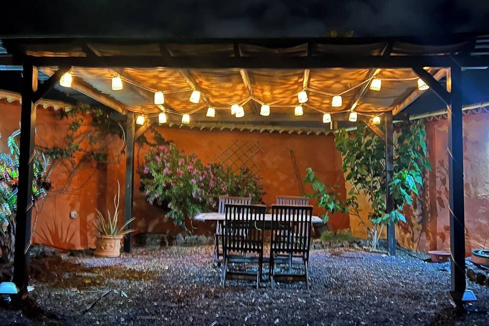 Private villa with garden &jacuzzi. Great for golfers. BBQ and alfresco dining. 1