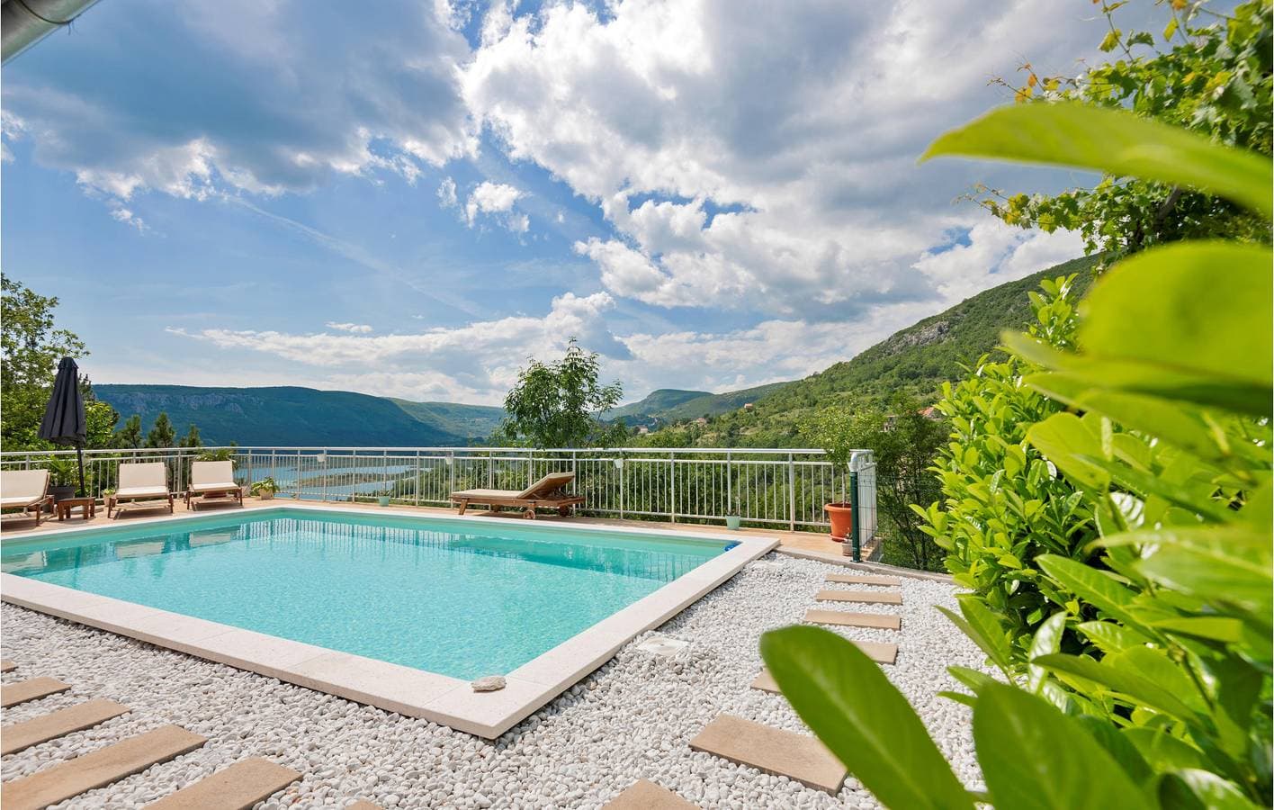 Foto 6 von 34: Moderne 2-Zimmer-Wohnung mit Pool, Terrasse und WLAN in der Nähe des Flusses Ričina