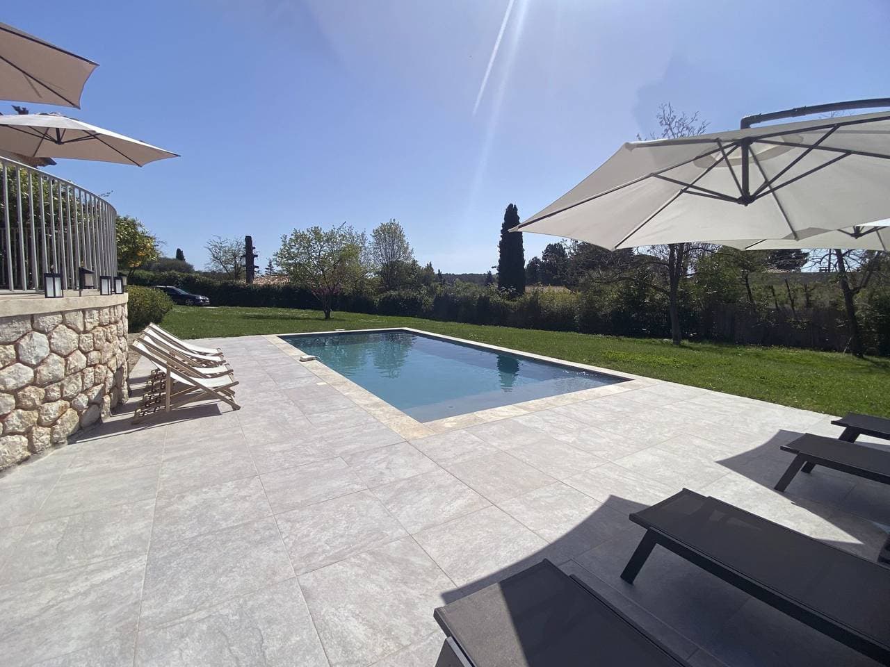 Foto 8 von 32: Geräumige und elegante Villa mit großem Garten, Swimmingpool und 3 Schlafzimmer
