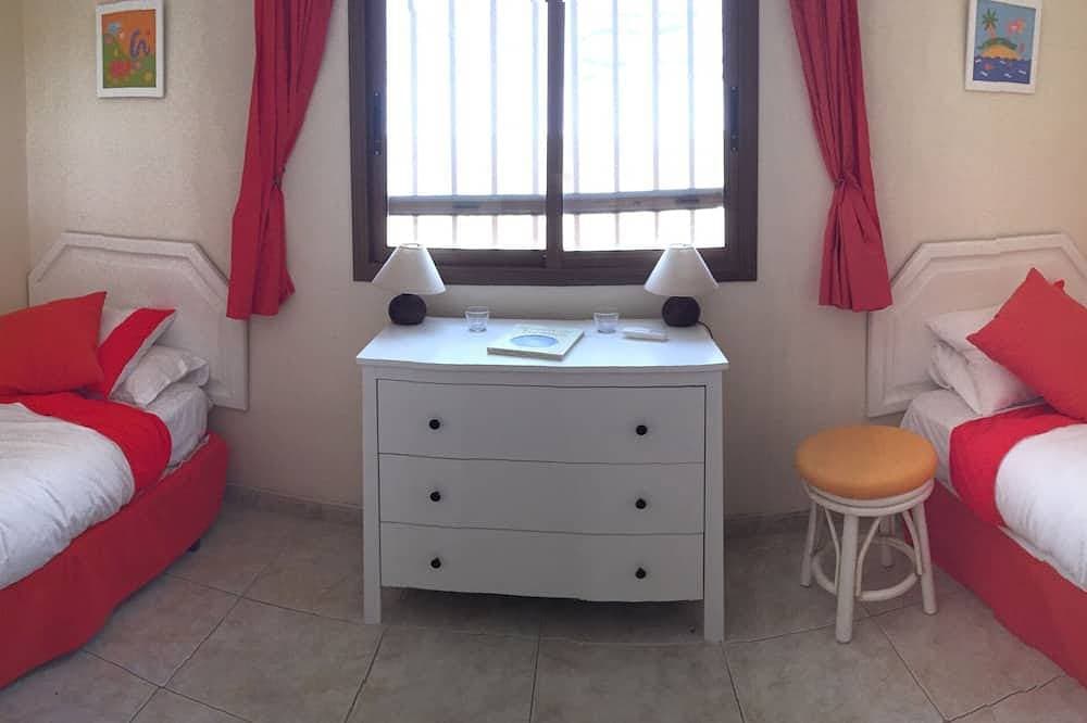 Foto 4 von 24: Villa, Pool, 8 Personen mit Blick auf den Golfplatz und das Meer Amarilla wifi