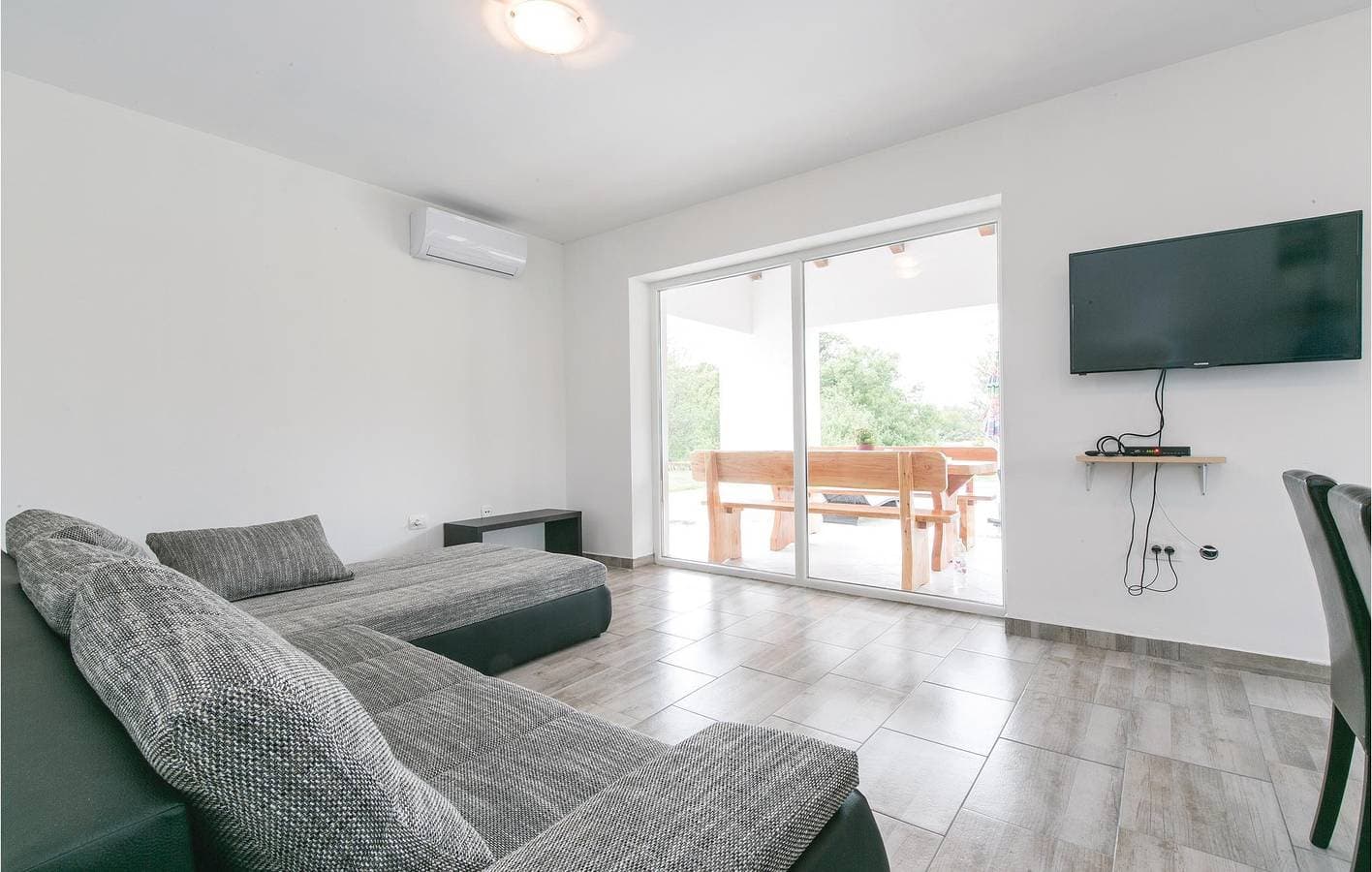 Foto 11 von 35: Moderne 2-Zimmer-Wohnung mit Terrasse, Parkplatz und WLAN in der Nähe des Stadtzentrums