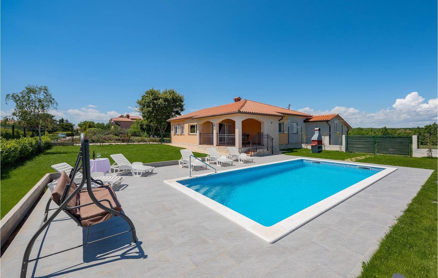 Foto 6 von 37: Charmante 2-Zimmer-Wohnung mit Pool, WLAN und Parkplatz in der Nähe des Stadtzentrums von Raša