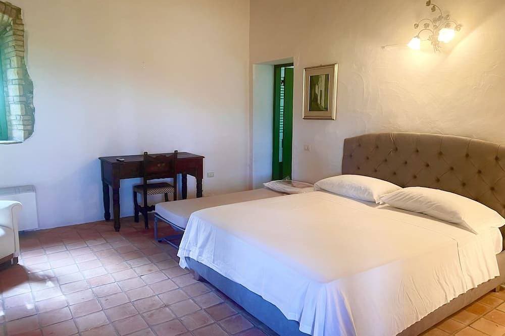 Foto 3 von 30: Detached villa sleeps 8/11 person  located inside the Monte Arcosu Park.
