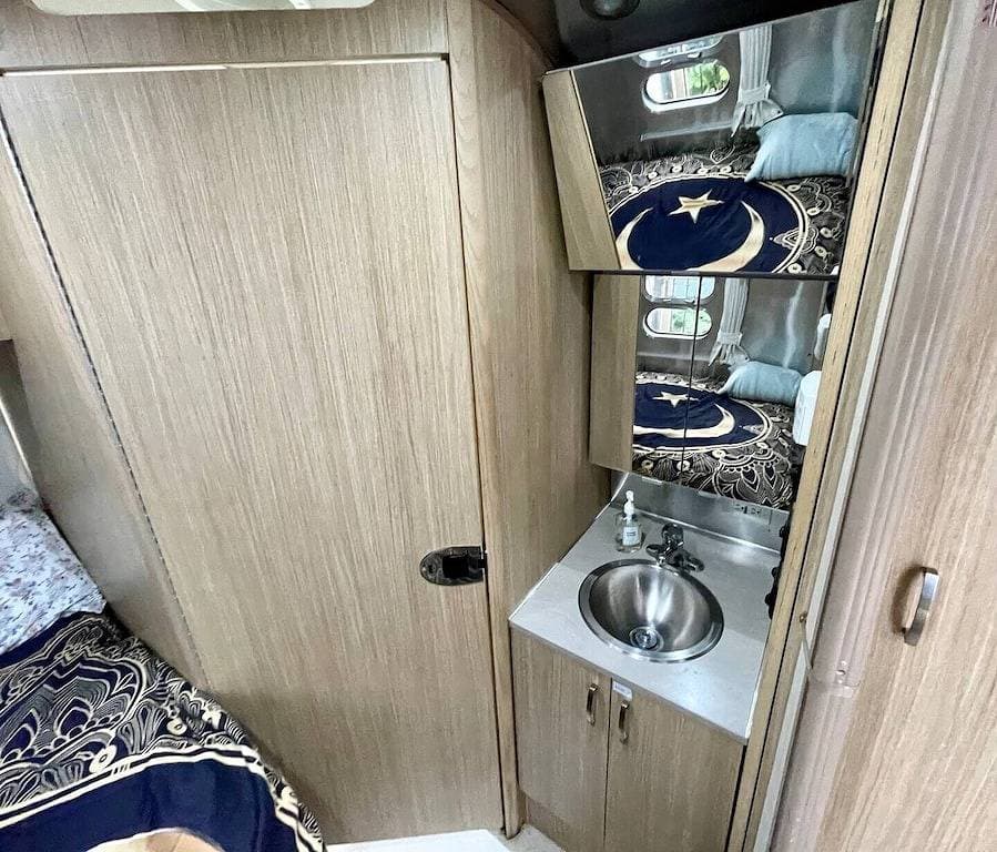 Foto 8 von 30: Iconic Airstream Retreat w/ Hot Tub