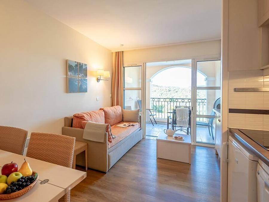 Foto 9 von 36: Pierre & Vacances Village Cap Esterel - Studio 4 personen - Studio 4 Personen - 1 Schlafbereich - Terrasse