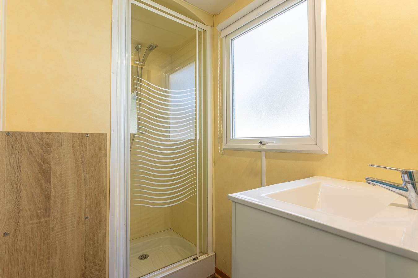 Foto 13 von 27: Mobilheim 'Mobilhome Oasis Dorf Puget Argen' mit Gemeinschaftspool und privater Terrasse