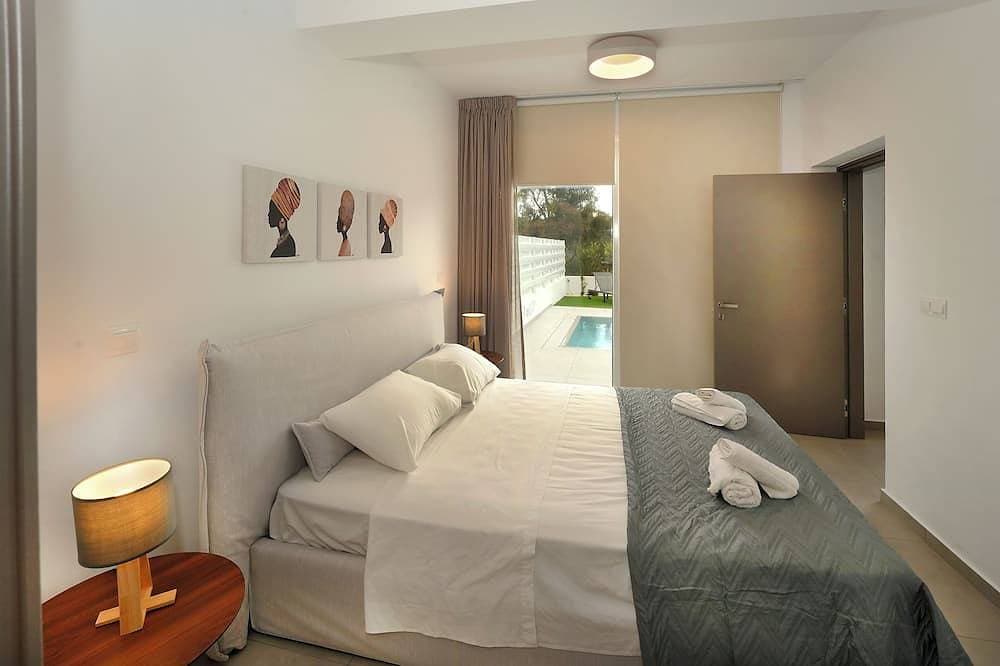 Foto 2 von 25: Dps4 Sun & Moon Luxury 4-bedroom Villa with Private Pool, in Vibrant Ayia Napa