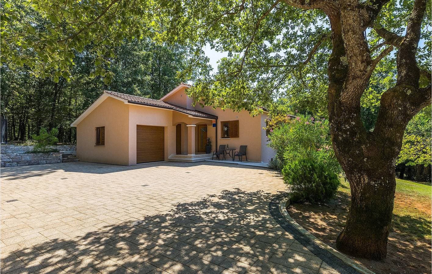 Foto 6 von 61: Geräumige 2-Zimmer-Wohnung mit Pool, WLAN und Parkplatz in der Nähe von Restaurants