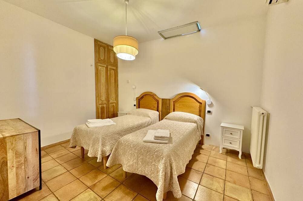Foto 9 von 30: Casa Ella is a beautifully very spacious family home with a private parking for a medium car situated in the heart of the town of Praiano, Vettica side, close to most restaurants, bars and food stores of Praiano. Containing three comfortable and spacious