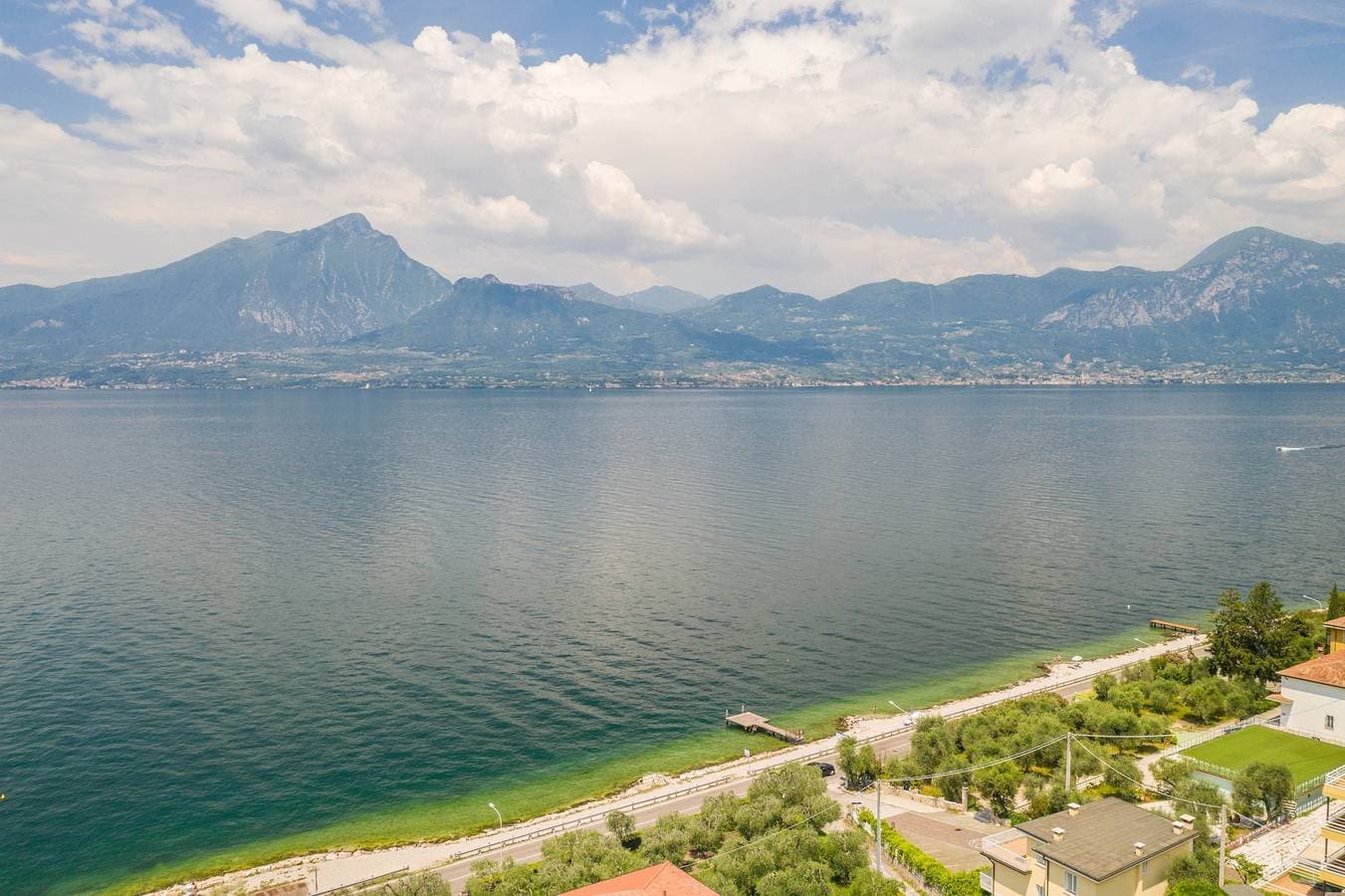 Foto 5 von 31: Ferienwohnung „Luminoso appartamento vista lago“ mit Garten & Seeblick
