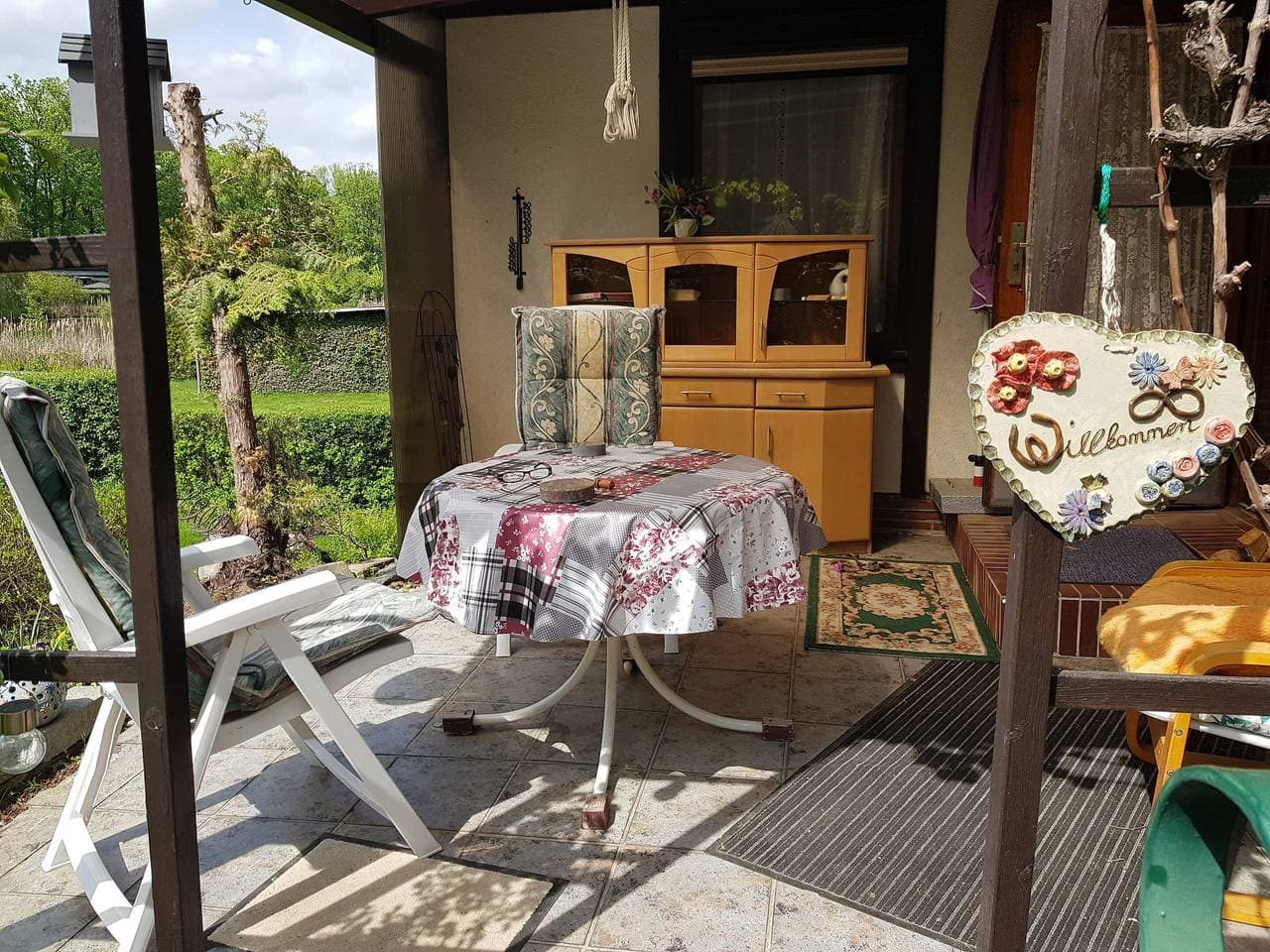 Foto 4 von 14: Bungalow 'Urgemütliches Am See' mit privater Terrasse und privatem Garten