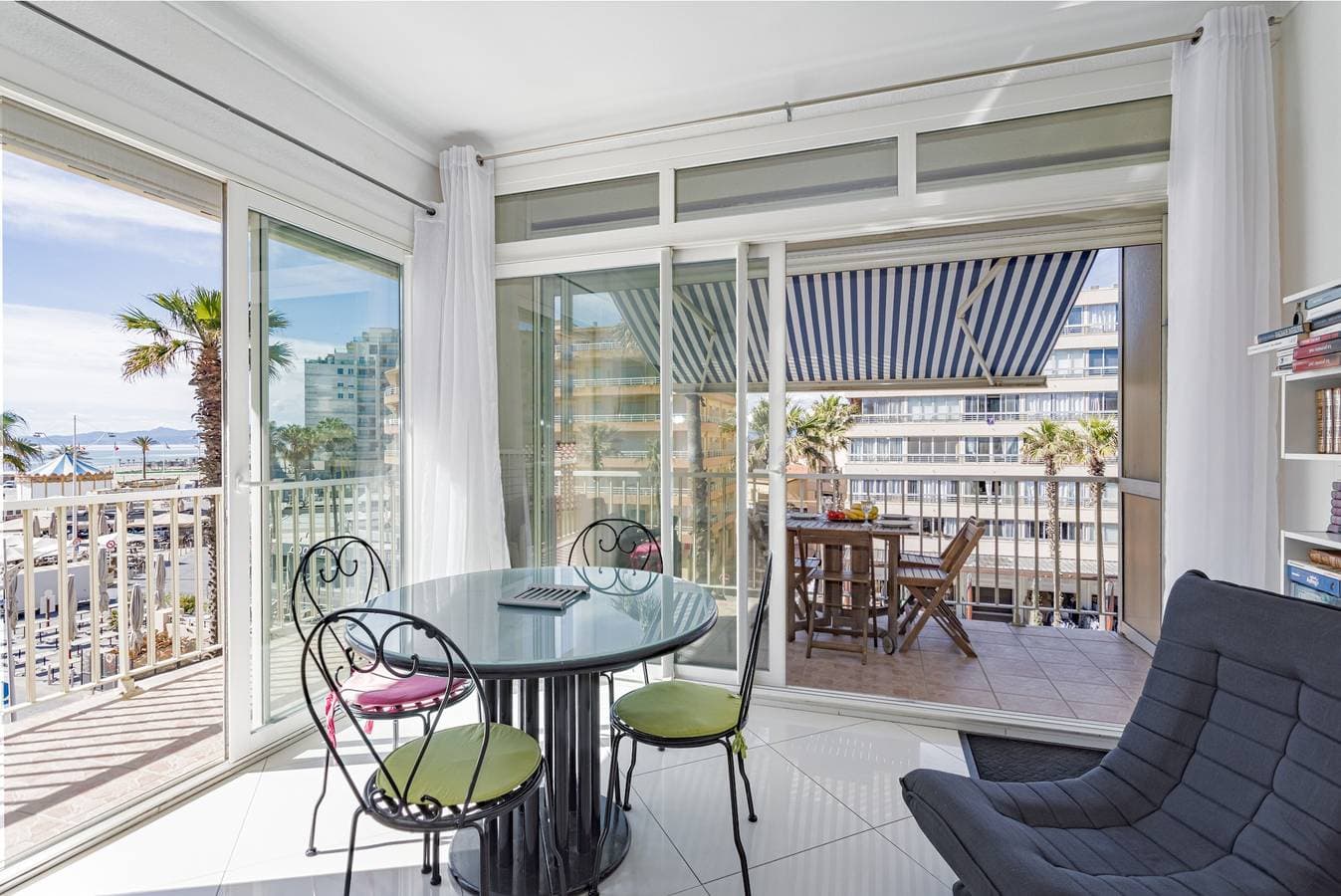 Foto 2 von 27: Top-Lage, traumhafter Meerblick: Komfortable 2-Zimmer-Wohnung mit Terrasse im Zentrum