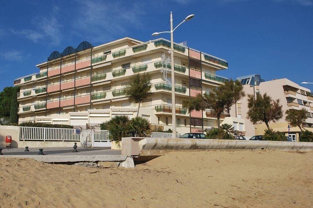 Prime location in The Lavandou, Studio to rent for 2 people, steps to the beach 1
