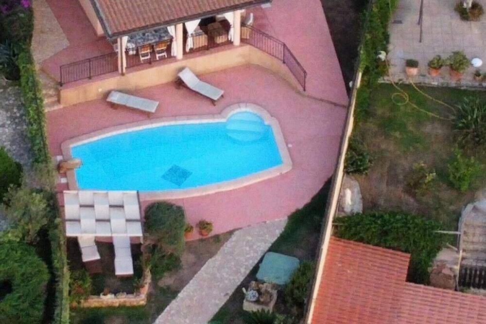 Foto 7 von 25: Panoramablumenvilla mit privatem Pool und Whirlpool, grünem Rasen - WIFI