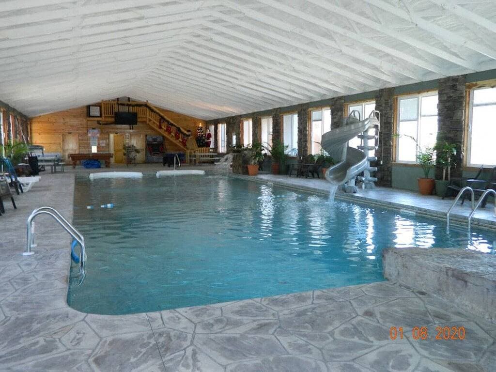 Foto 13 von 35: Get InTents indoor pool, hot tub, & more!