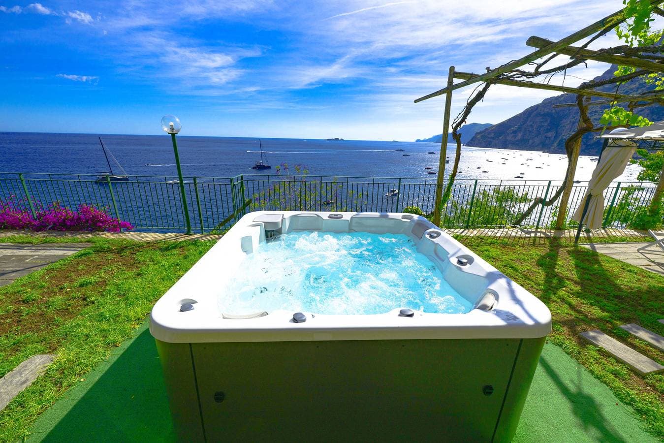 Foto 2 von 73: Amore Rentals - Villa Lo Scoglio con Accesso Diretto al Mare e Giardino