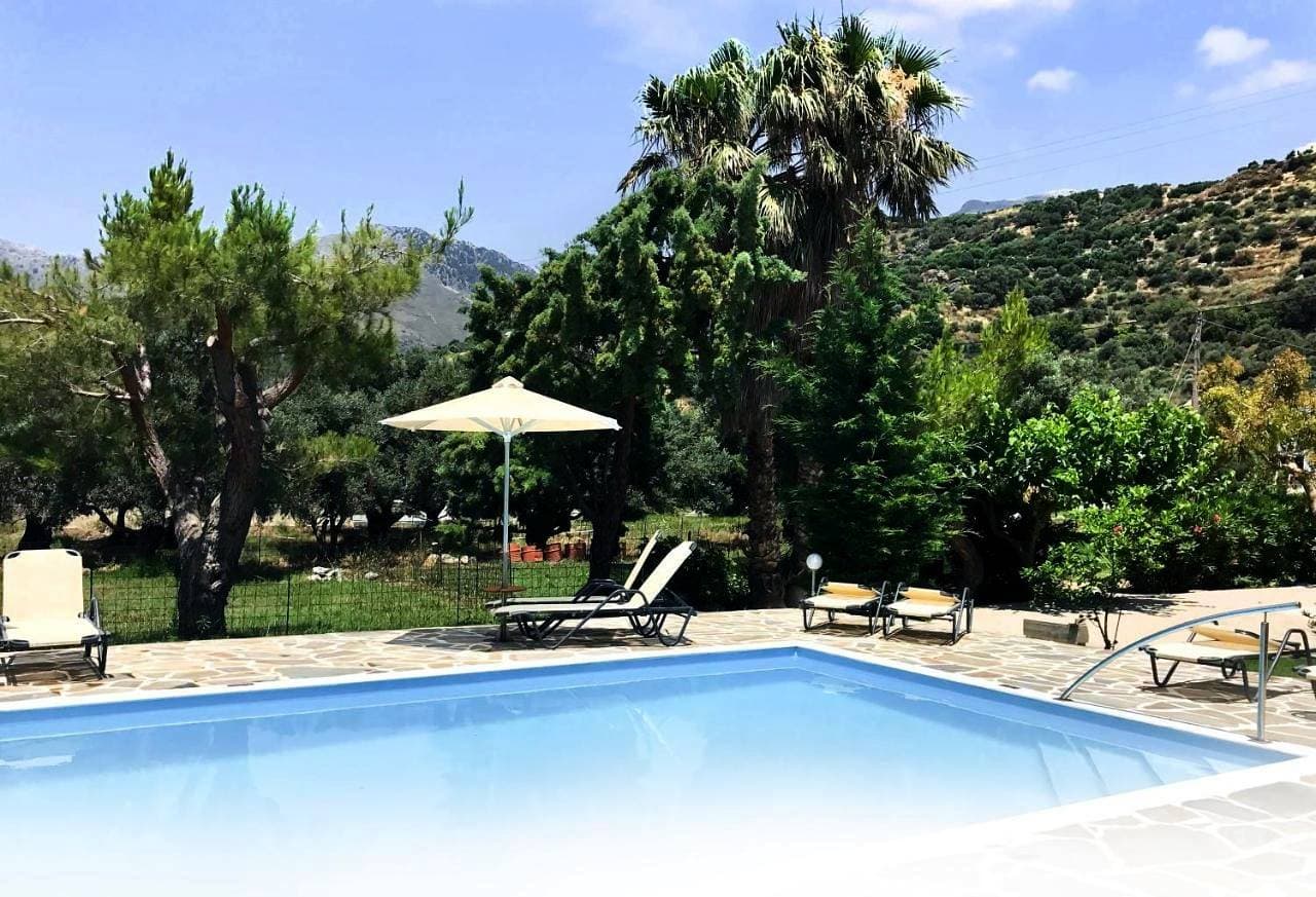 IRIDA Studios Hotel & Pool 1