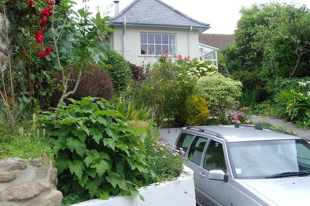 Wunderschönes Ferienhaus mit privatem Parkplatz und Garten 1