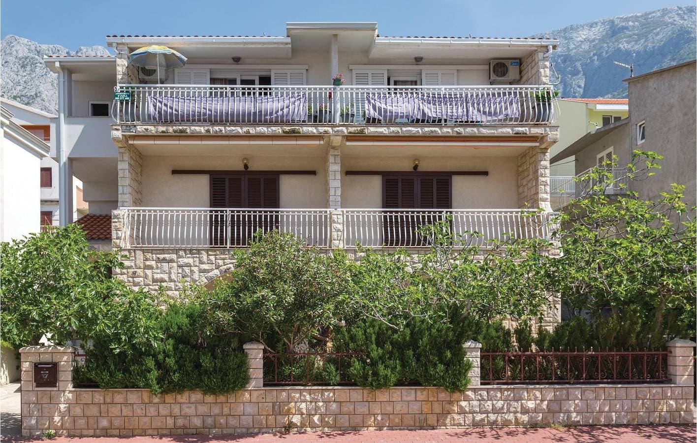 Charmante Ferienwohnung in der Nähe von Makarska mit Terrasse und in Küstennähe 1