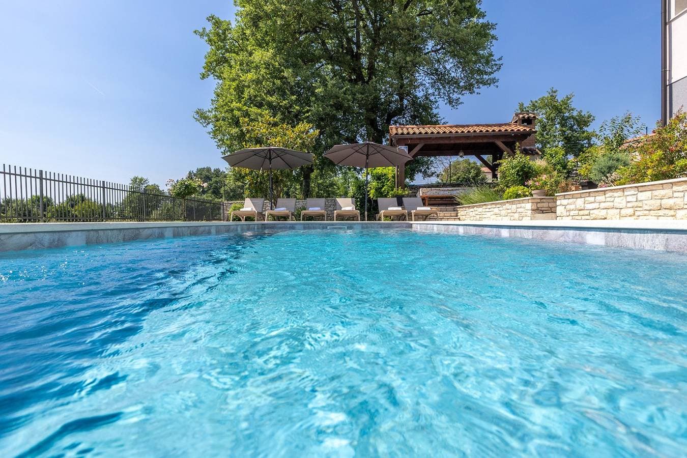 Foto 10 von 31: Ferienhaus Vesna mit Pool