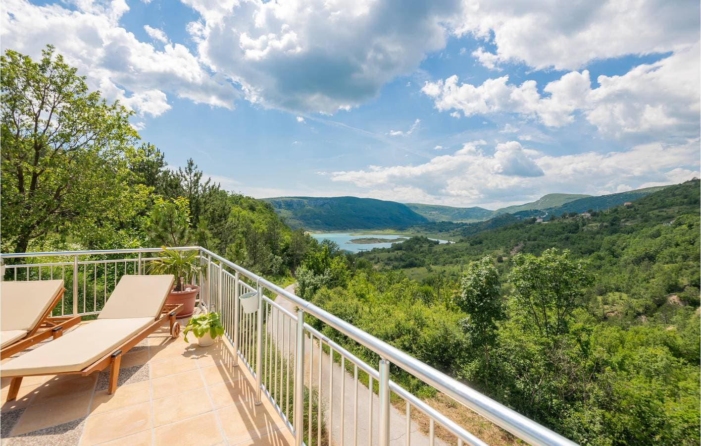 Foto 9 von 34: Moderne 2-Zimmer-Wohnung mit Pool, Terrasse und WLAN in der Nähe des Flusses Ričina