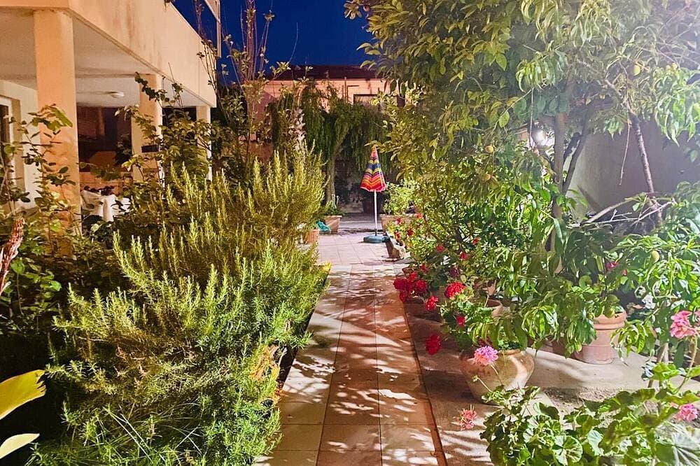 Foto 11 von 24: Wohnung für 4 Personen mit Blick auf den Strand mit Garten
